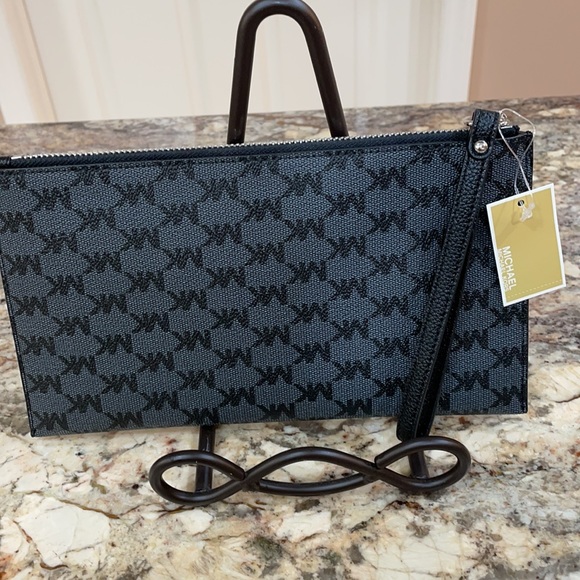 NWT Michael Kors Large Zip Clutch Wristlet - Picture 3 of 4